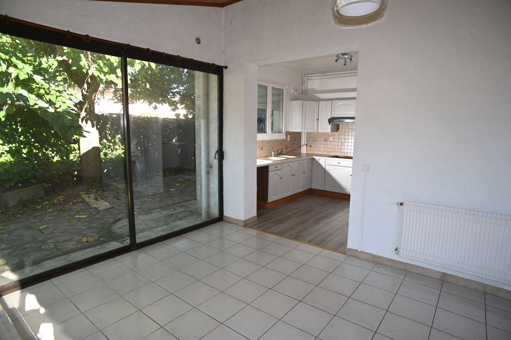 MAISON D HABITATION AVEC COMMERCE DE RAPPORT