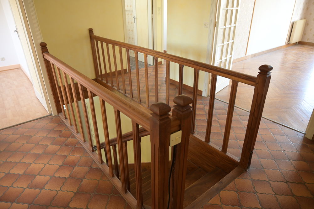MAISON D HABITATION AVEC COMMERCE DE RAPPORT