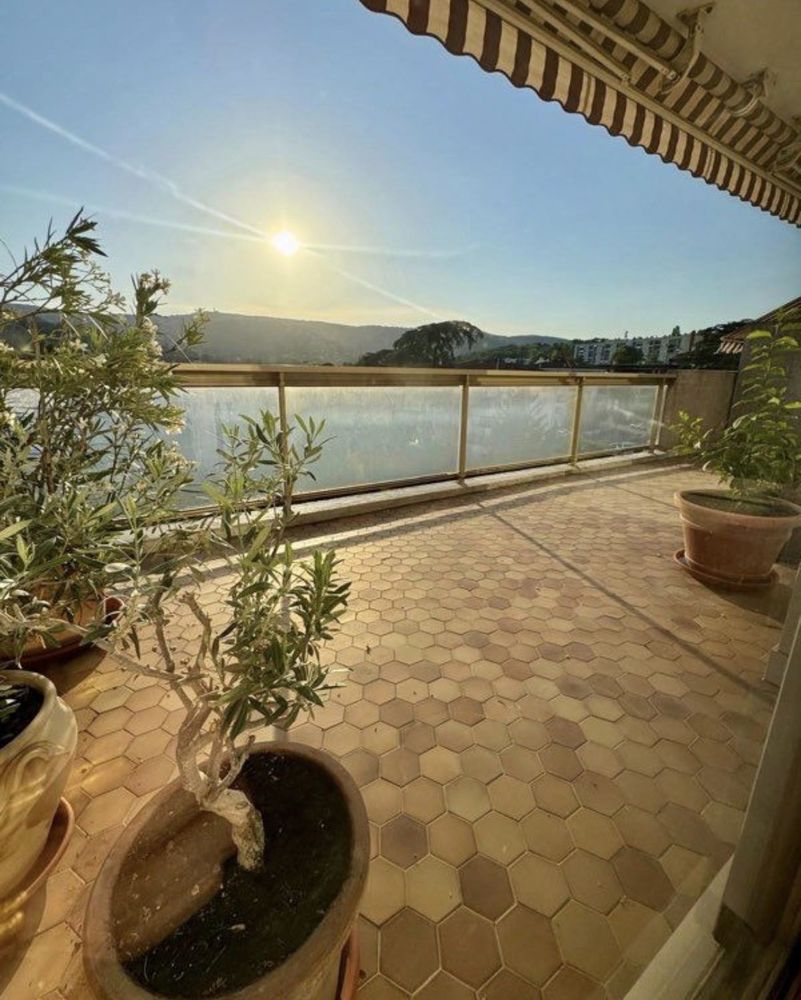 Rare T5 converti en T4, 115m2 Carrez -136 m2 au sol. Dernier étage Vue Monts d'Or-climatisé-Terrasses-expo Est/Ouest-Cave-Garages-Buanderie-rangements