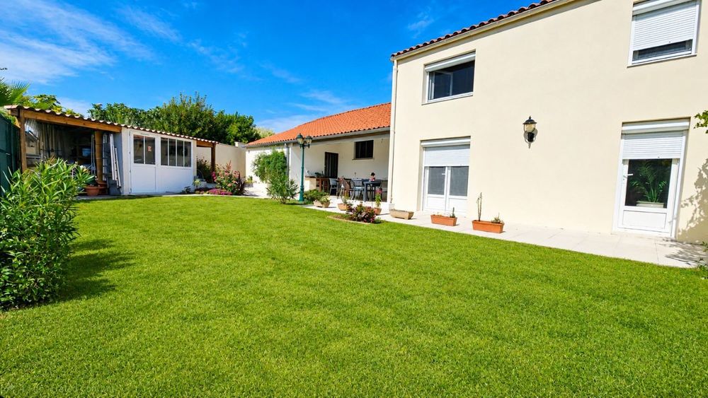 Aytré ? Maison familiale impeccable avec studio indépendant