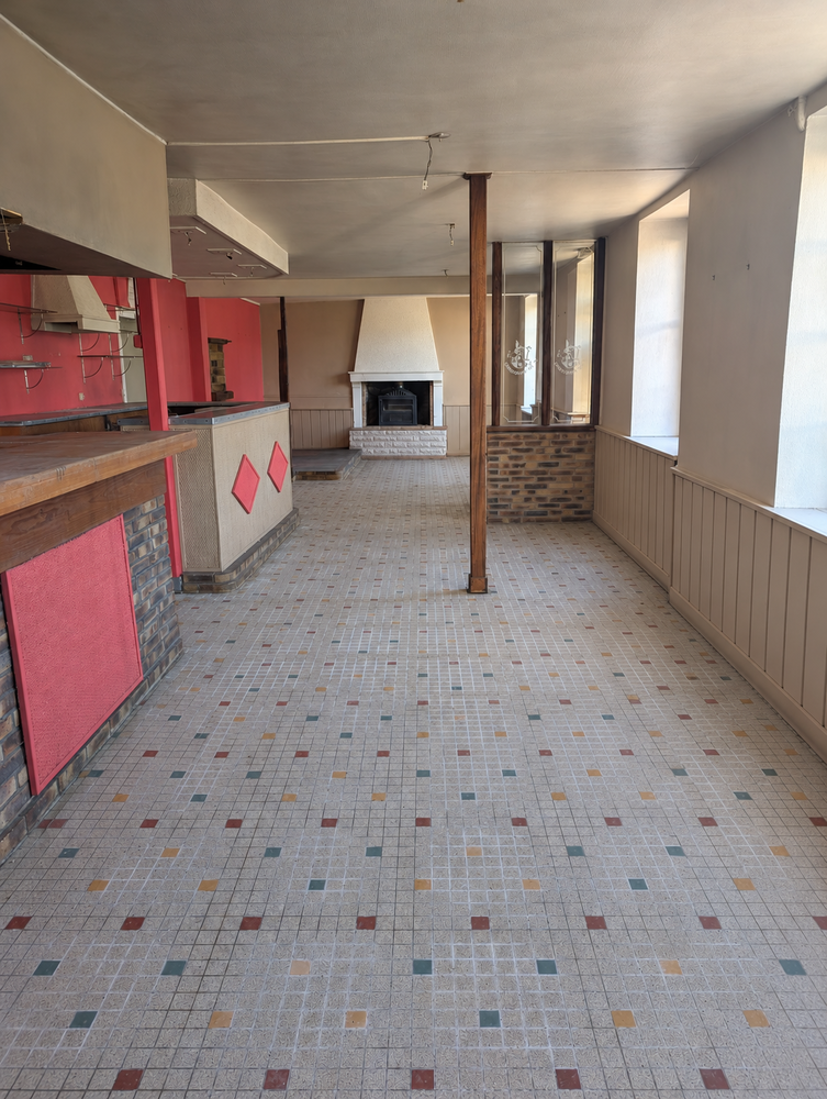 LOCAL COMMERCIAL DE CARACTÈRE AVEC DEUX TERRASSES