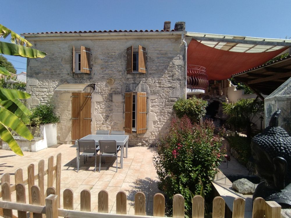 Charentaise de 136 mètre carrés avec piscine et au calme.