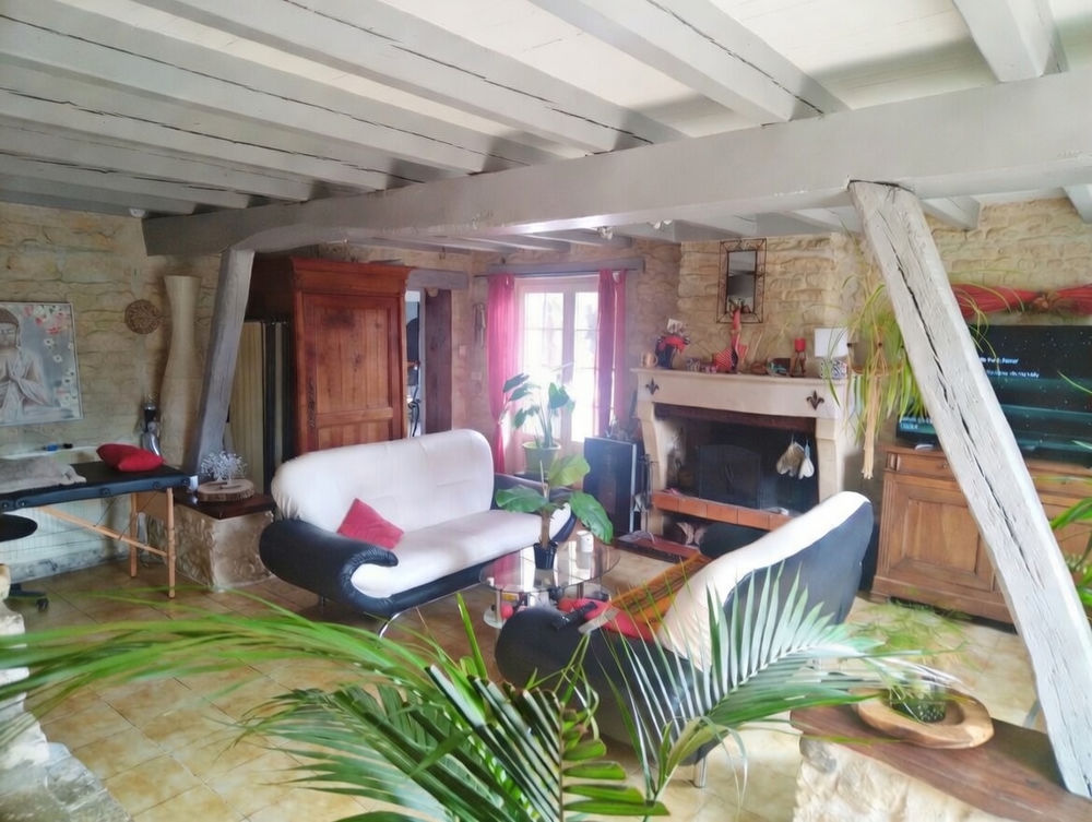 Charentaise de 136 mètre carrés avec piscine et au calme.