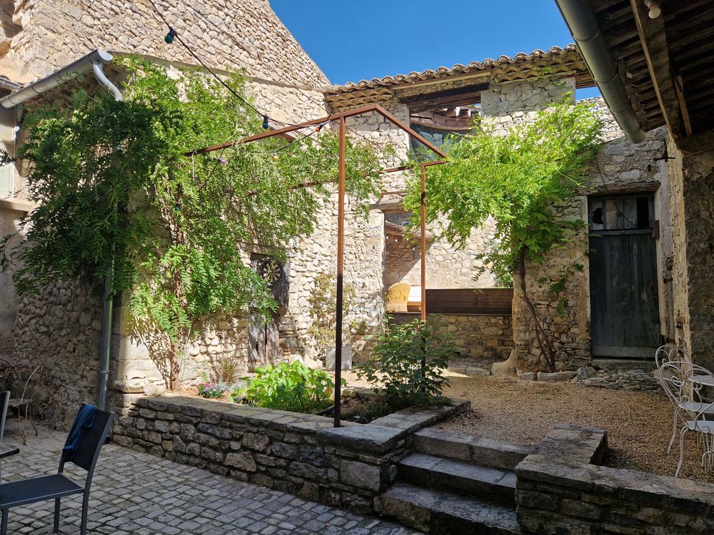 Maison de village en pierre de 340 m² - classe B