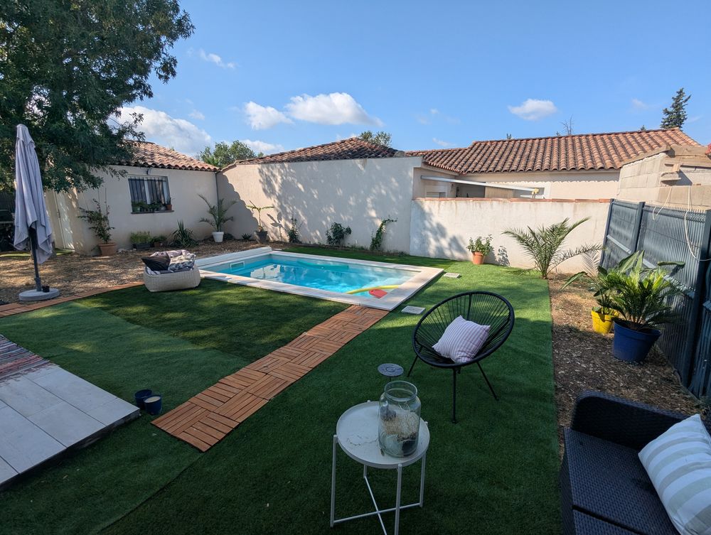 Maison récente avec jardin et piscine.
