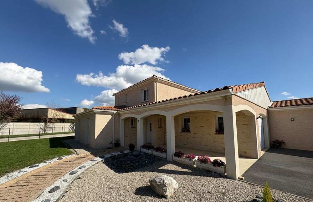 maison type provençale avec bâtiment de 240m²