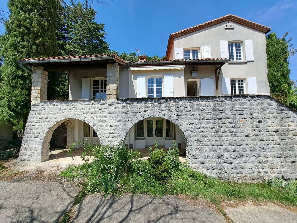 Privas. Maison familiale de caractère 200m2. Terrain 7500 m2