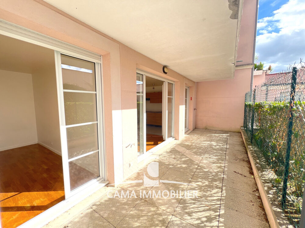3 chambres, grande terrasse, deux places de parking et cave