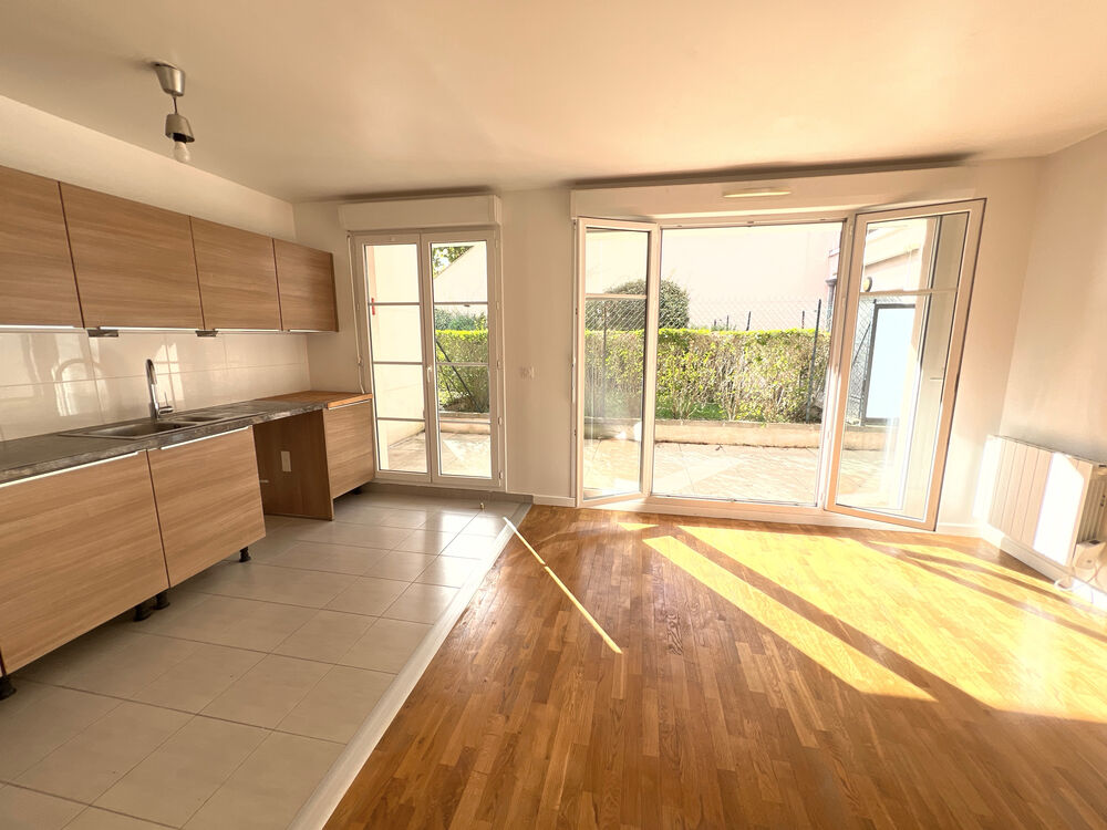 3 chambres, grande terrasse, deux places de parking et cave