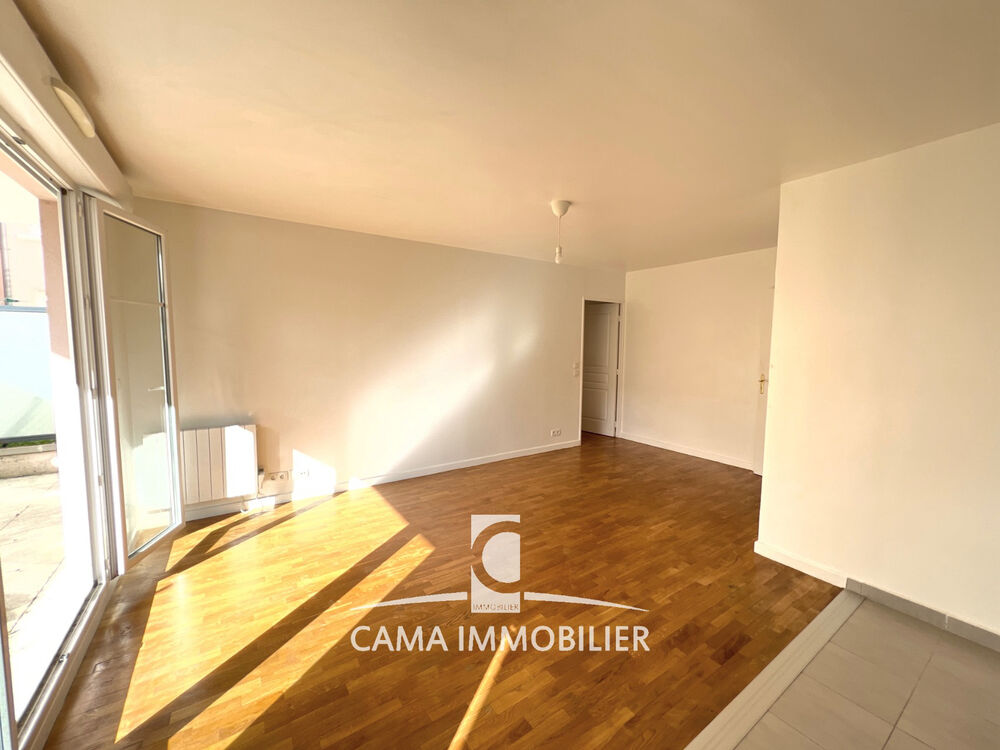 3 chambres, grande terrasse, deux places de parking et cave