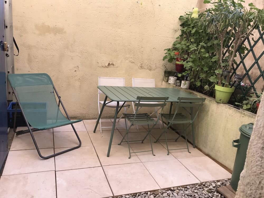 STUDIO MEUBLÉ 21 M2 + COUR PRIVATIVE à150m de la CATHÉDRALE