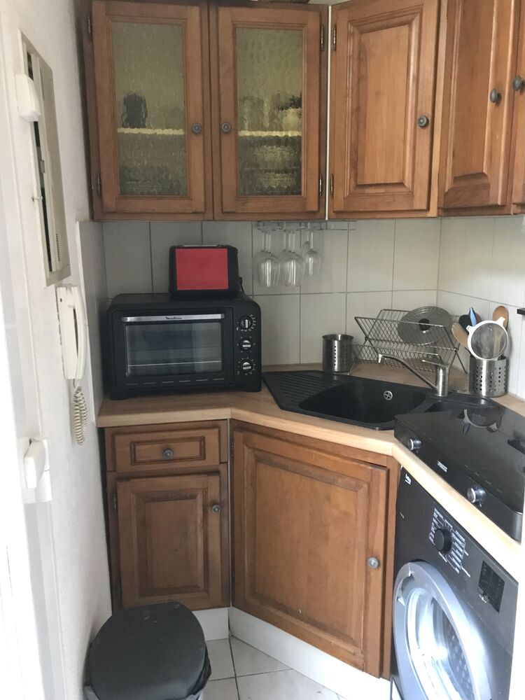 STUDIO MEUBLÉ 21 M2 + COUR PRIVATIVE à150m de la CATHÉDRALE