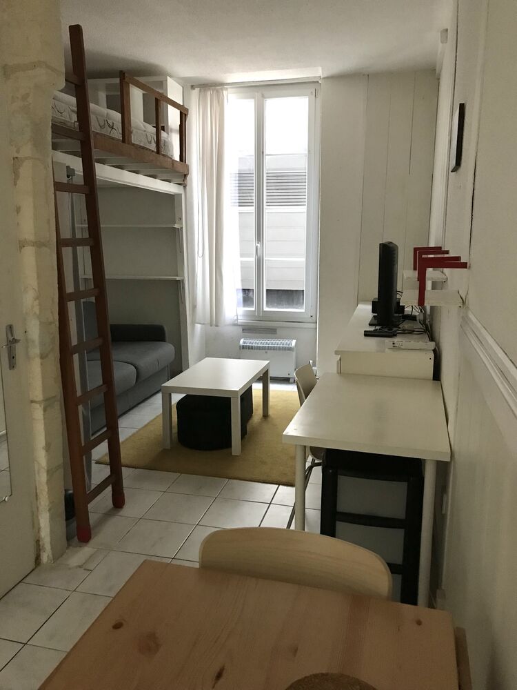 STUDIO MEUBLÉ 21 M2 + COUR PRIVATIVE à150m de la CATHÉDRALE