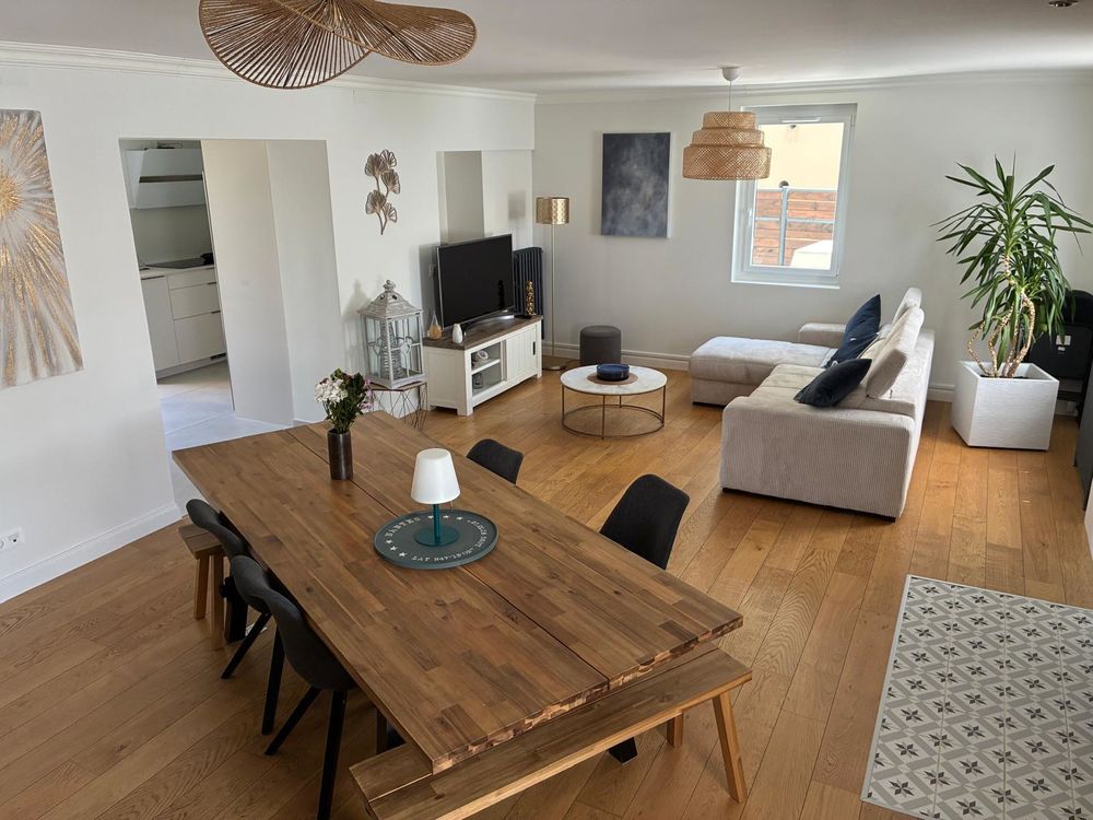 Maison de ville, avec garage et jardin, entièrement rénovée.