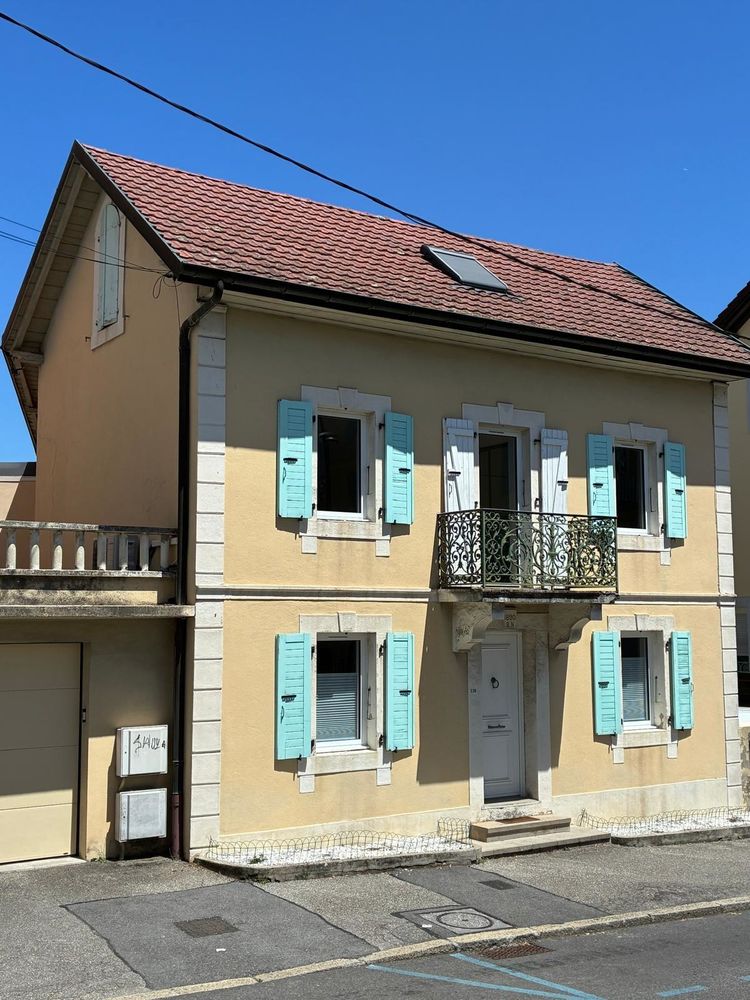 Maison de ville, avec garage et jardin, entièrement rénovée.