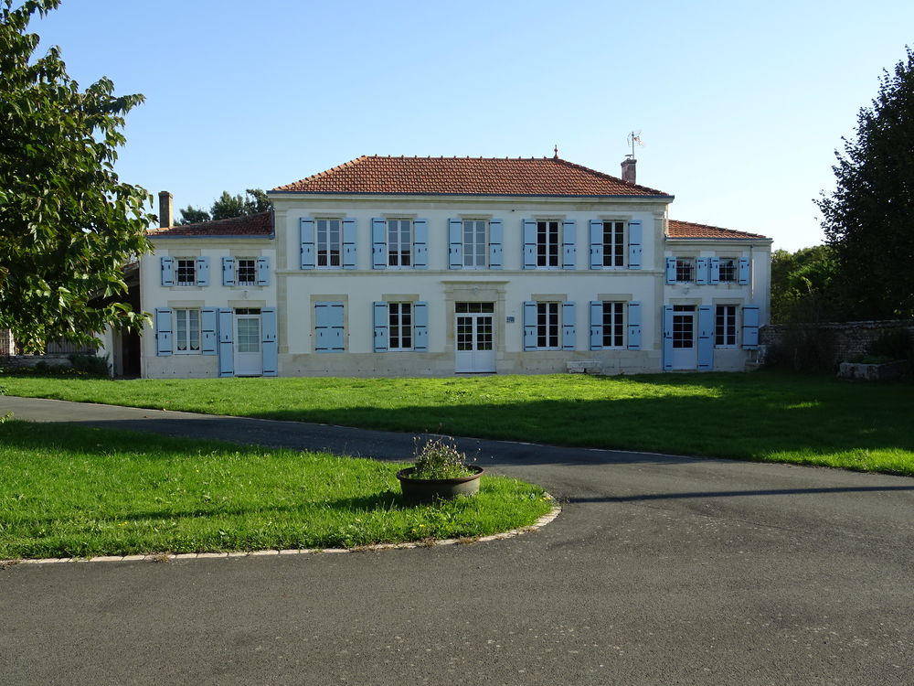 Maison charentaise rénovée de 295 m² avec piscine et dépenda