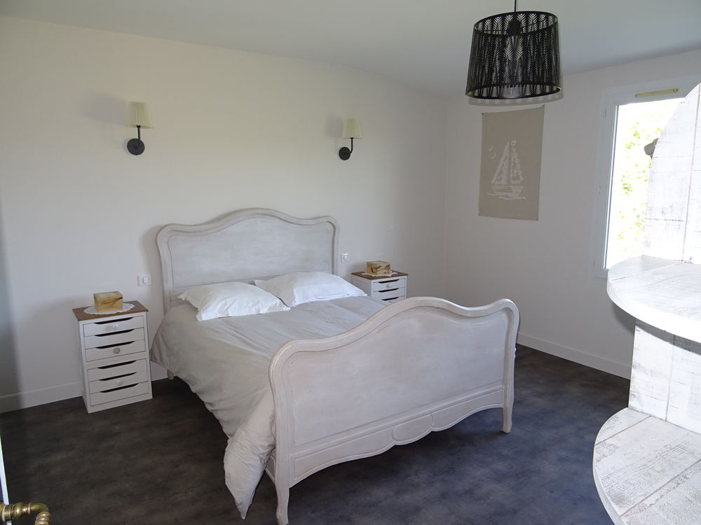 Maison charentaise rénovée de 295 m² avec piscine et dépenda