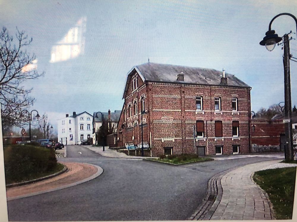 Grande maison divisée en 3 logements - 3 Garages