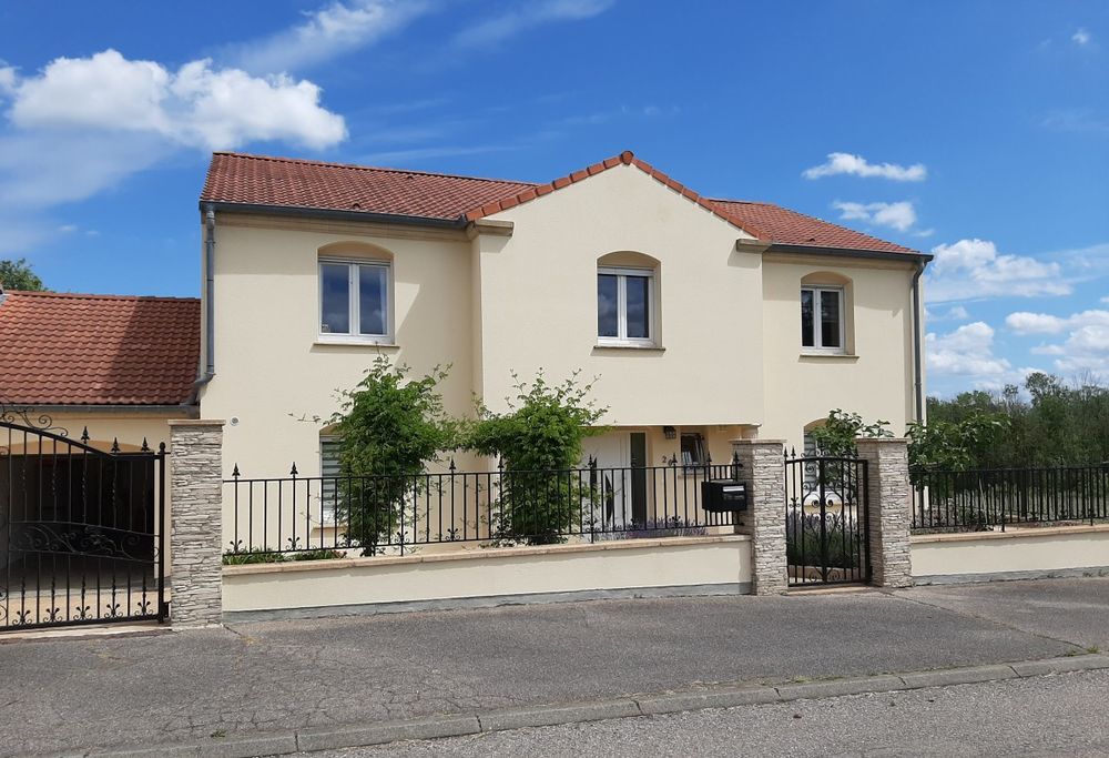 Maison 220 m² + bur indép, DPE B, Gd jardin, 20 min Metz