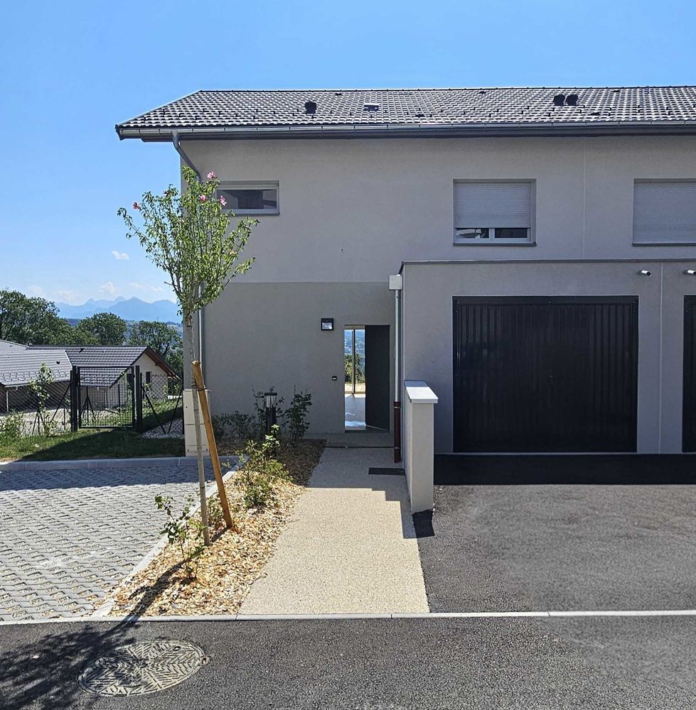 Maison neuve avec vue imprenable sur les montagnes