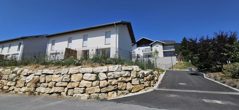 Maison neuve avec vue imprenable sur les montagnes