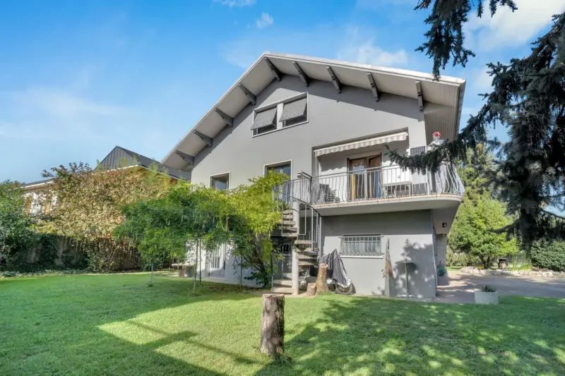 Grande maison 253 m² sur 1 095 m² de terrain constructible.