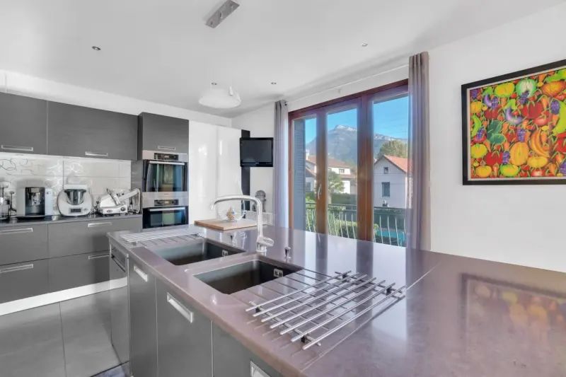 Grande maison 253 m² sur 1 095 m² de terrain constructible.