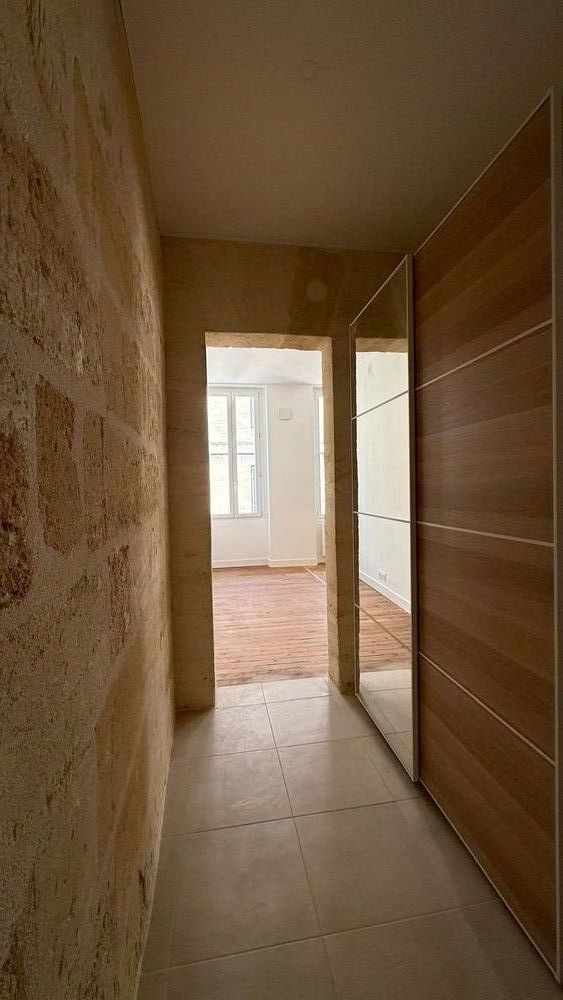 Grand T2 rénové de 49 m², cachet de l'ancien, tram B à 200m