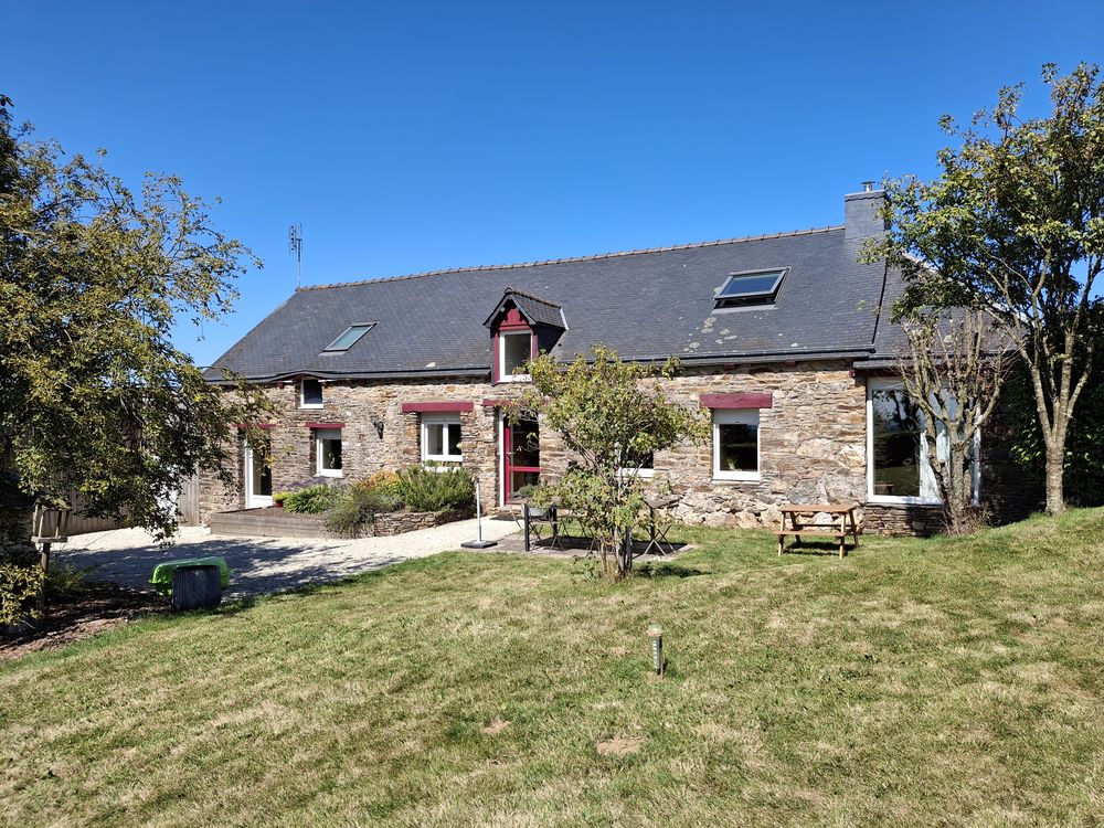 Longère en pierre rénovée 126 m² - 4 ch - Garage 90 m²