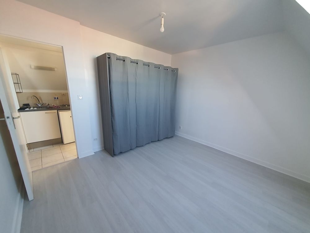STUDIO AVEC CHAMBRE SÉPARÉE VENDU VIDE