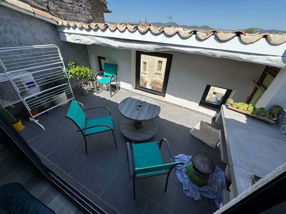 Maison de village avec grand garage et toit terrasse