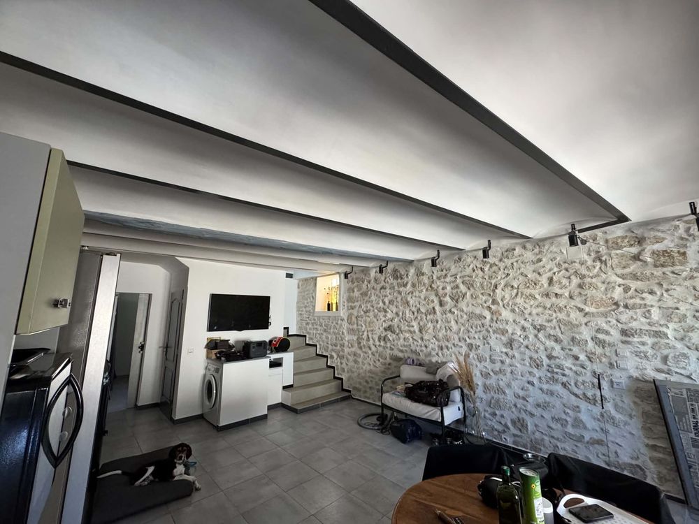 Maison de village avec grand garage et toit terrasse