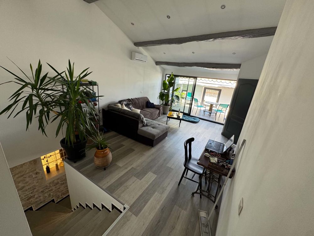 Maison de village avec grand garage et toit terrasse