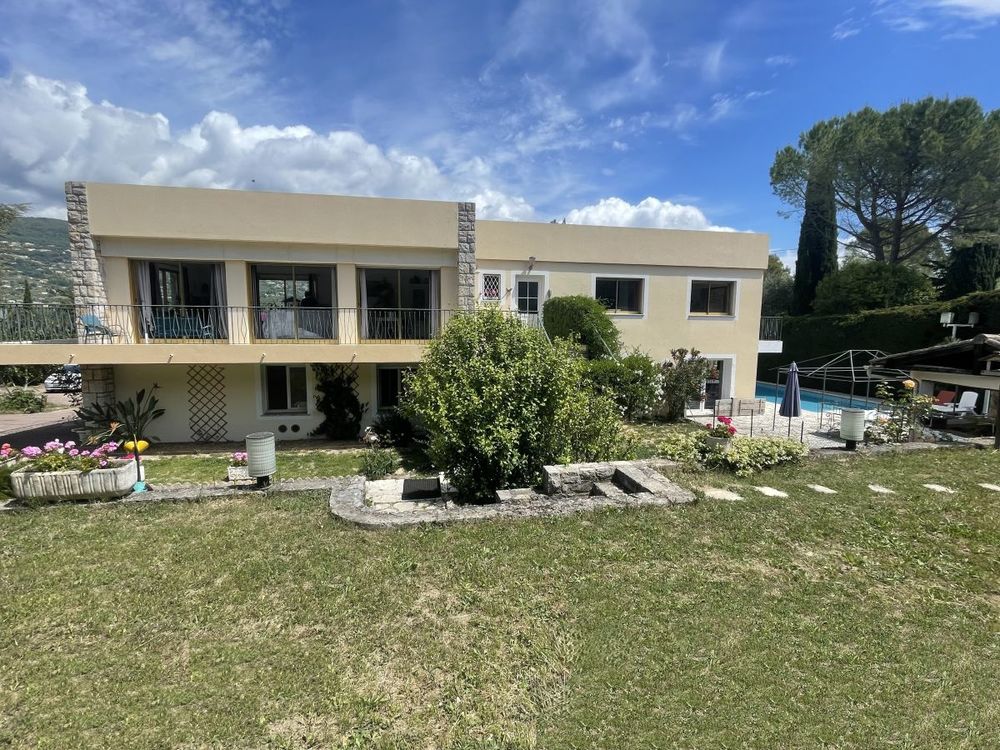 Propriété de 250 m2 environ avec piscine à PEYMEINADE