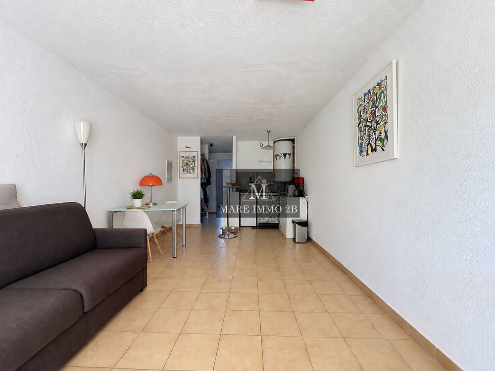 Un studio qui réunit emplacement, extérieur et stationnement