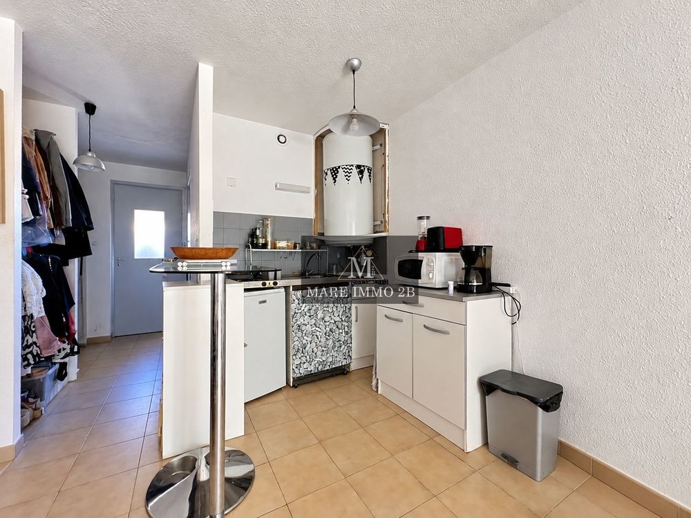 Un studio qui réunit emplacement, extérieur et stationnement
