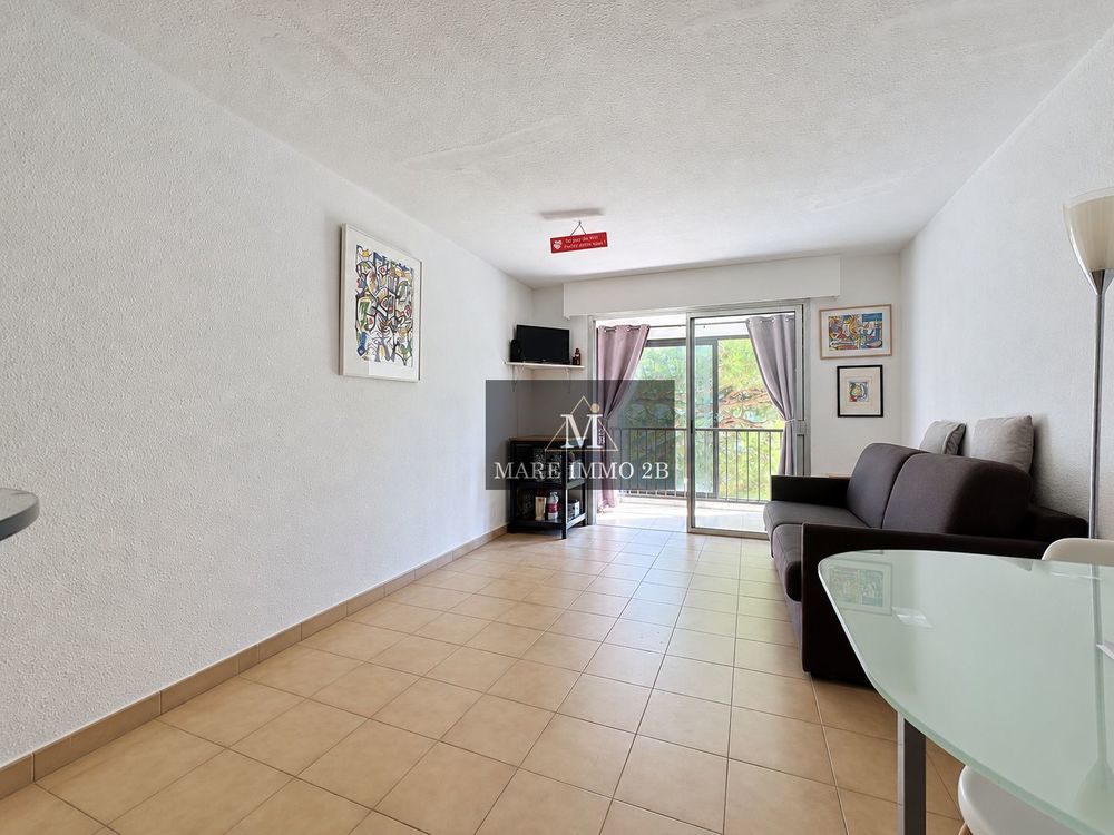 Un studio qui réunit emplacement, extérieur et stationnement