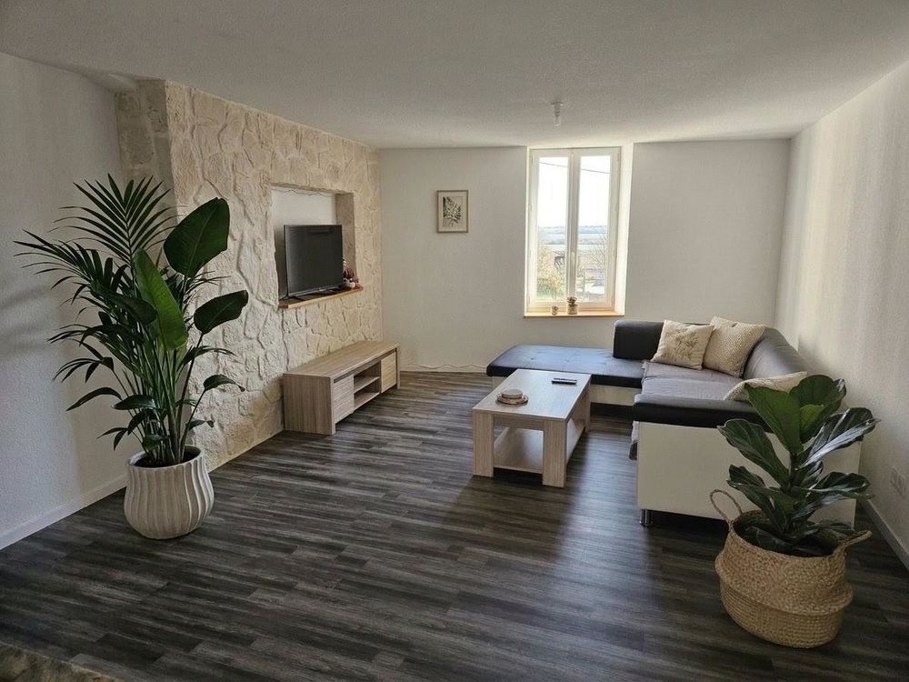 Maison de village rénovée avec garage et terrasse