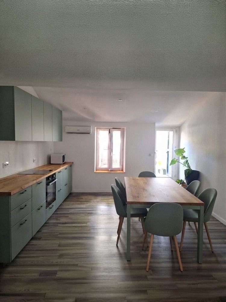 Maison de village rénovée avec garage et terrasse