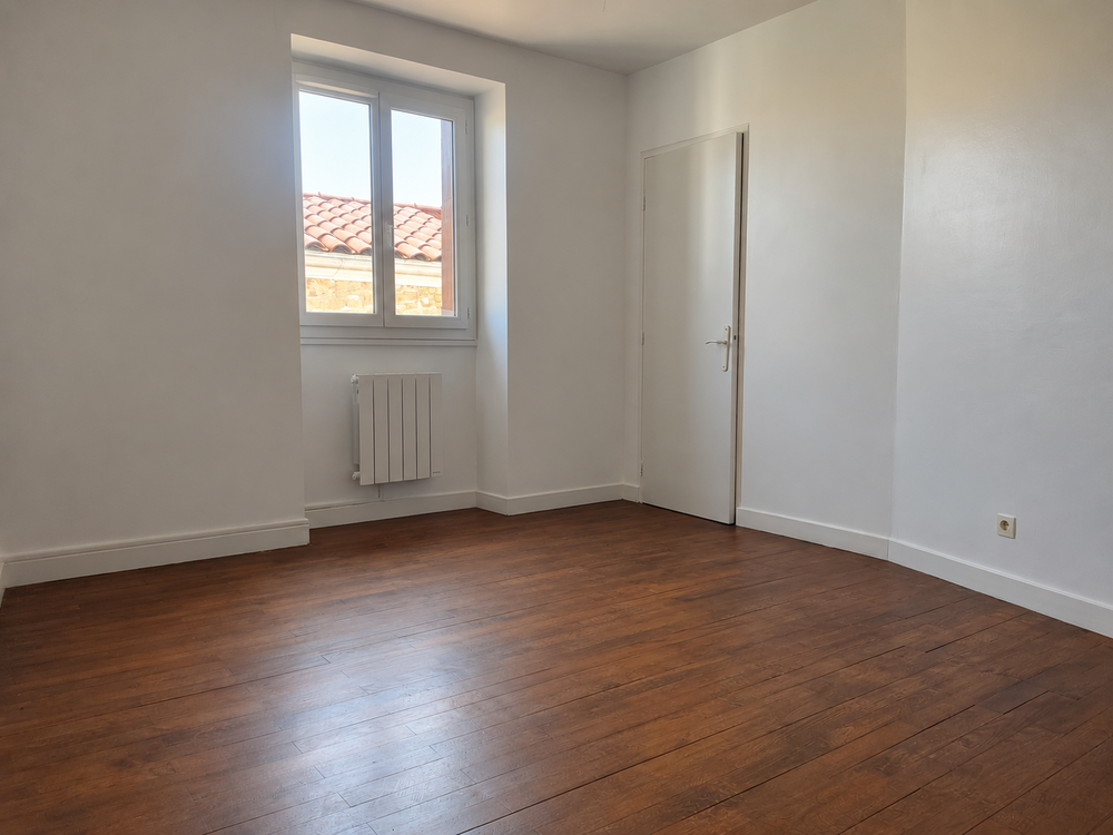 Maison de plus de 100 m² - 3 chambres - garage - Chaussan