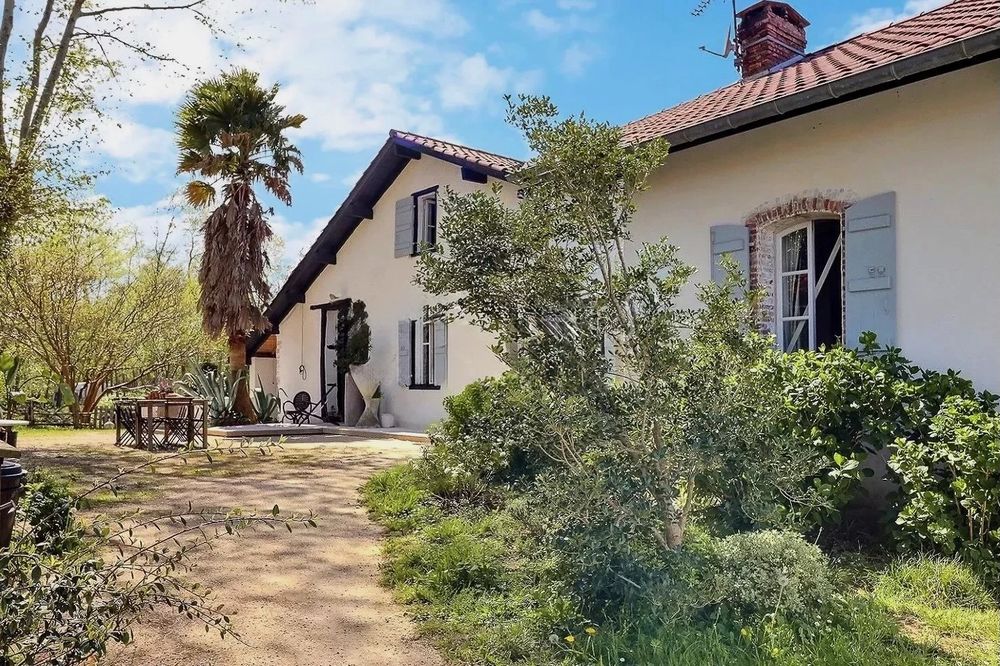 Propriété d'exception T8 de 340 m2 avec piscine.