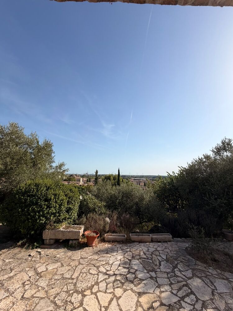Maison sur jardin avec vue sur Beaucaire.