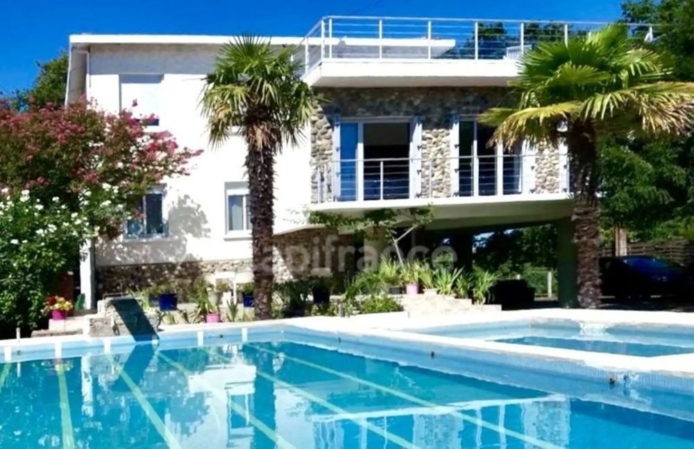 Appt avec piscine, terrasse et jardin vendu brut
