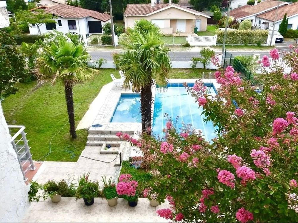 Appt avec piscine, terrasse et jardin vendu brut