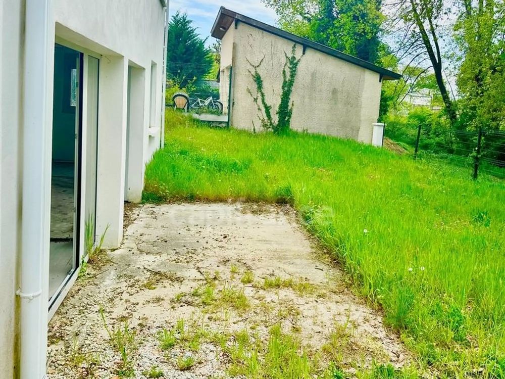 Appt avec piscine, terrasse et jardin vendu brut