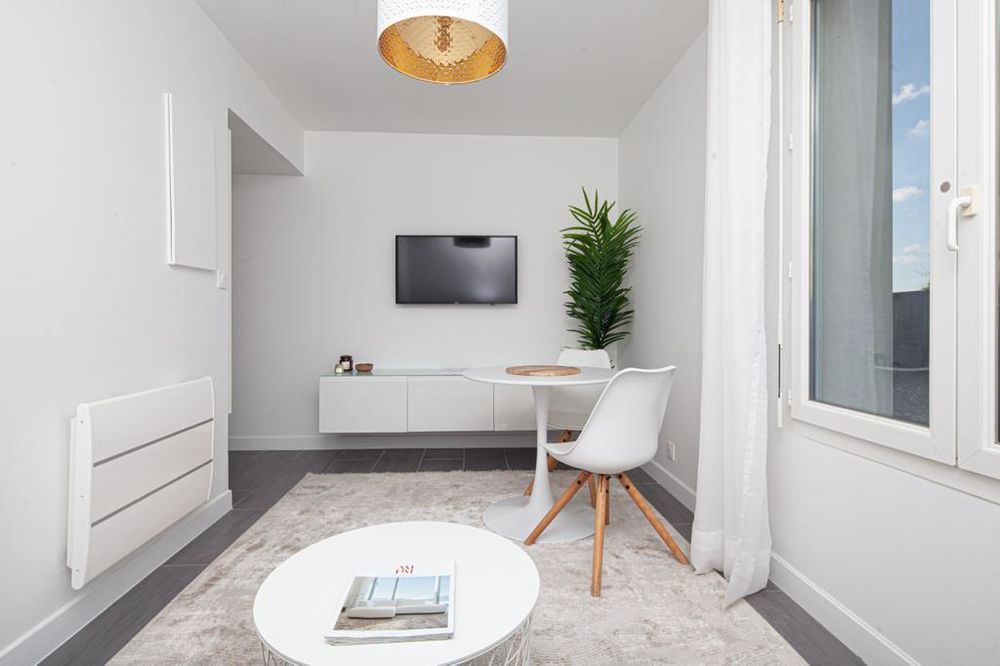 Studio meublé soigné + parking - RER A à 8 min