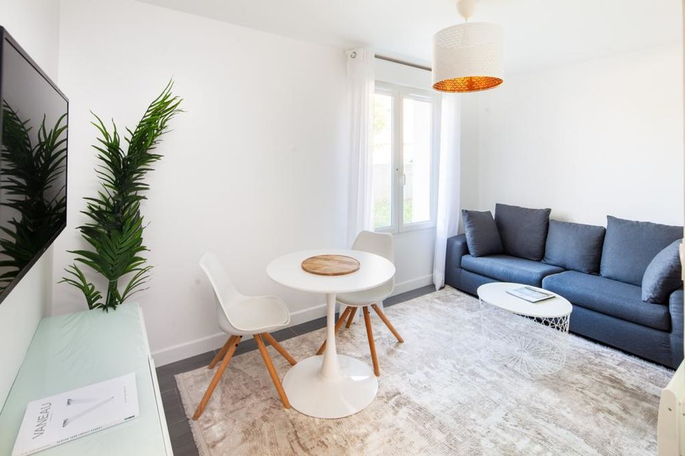 Studio meublé soigné + parking - RER A à 8 min