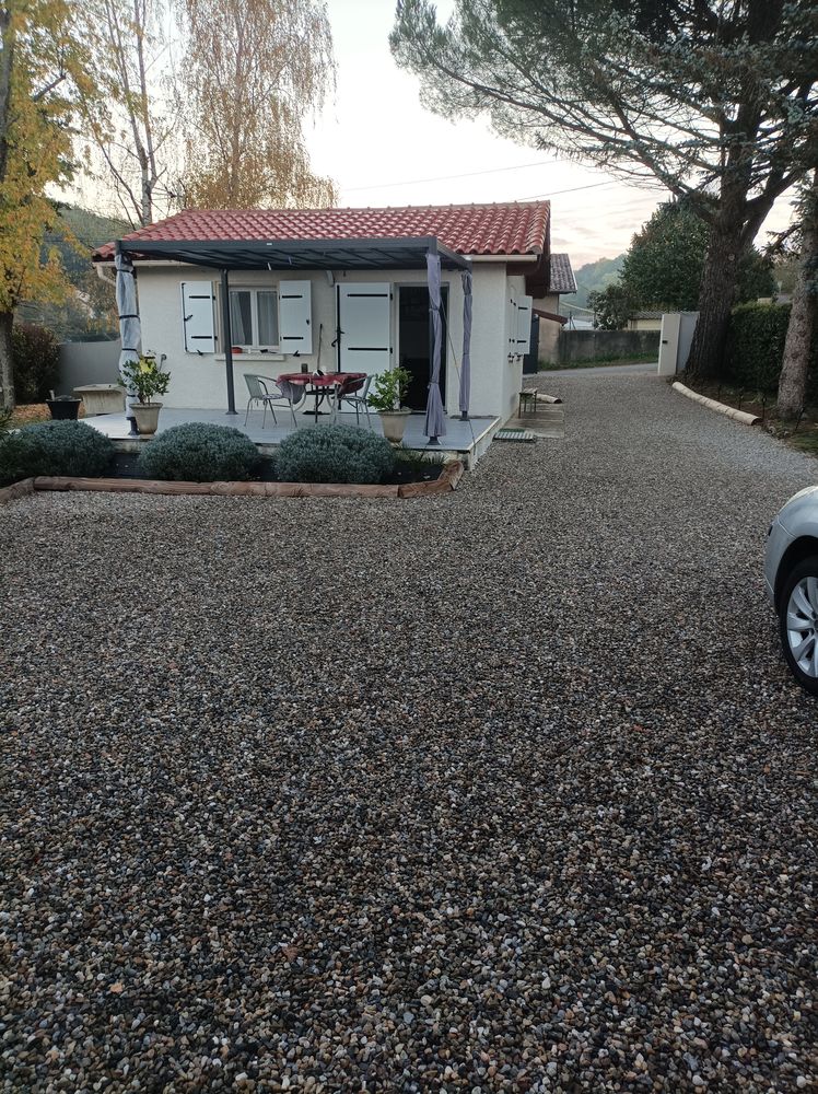 Maison +grand garage pouvant garer un camping car de 6m50