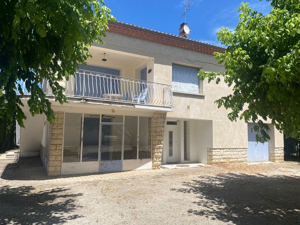 Villa d'archi. 164 m² avec piscine, sur 1 265 m² de terrain.