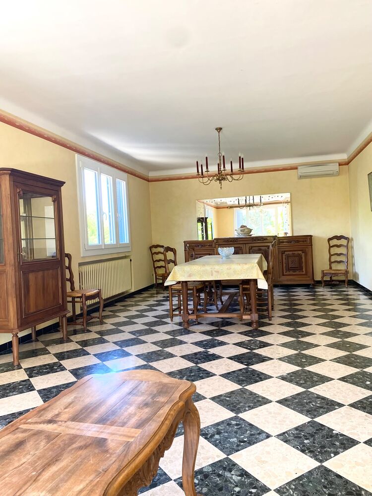 Villa d'archi. 164 m² avec piscine, sur 1 265 m² de terrain.